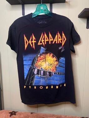 Def Leppard Pyromania Short Sleeve Graphic Tee - Black